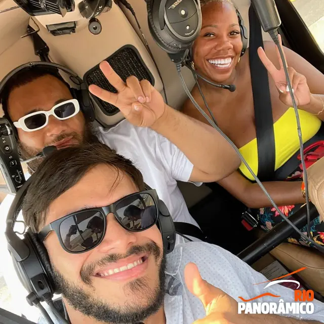 Passageiros sorrindo a bordo do helicóptero
