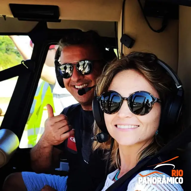 Casal a bordo do helicóptero com o comandante