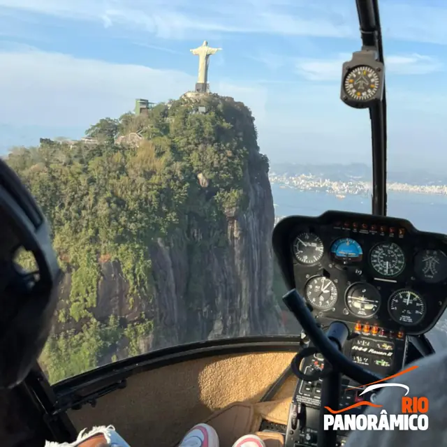 Vista do Cristo Redentor de dentro do helicóptero