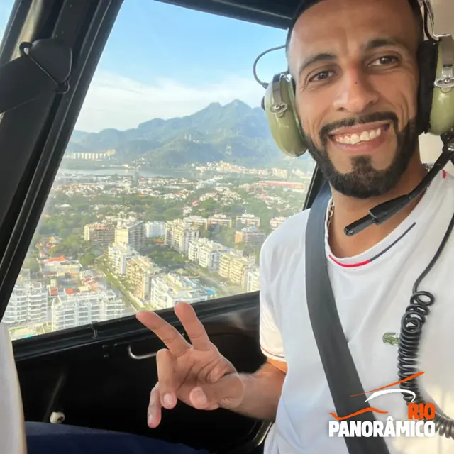 Passageiro fazendo selfie no voo panorâmico
