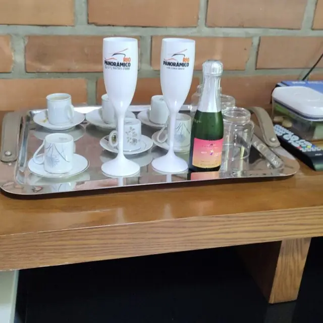 Mesa de recepção com taças da Rio Panorâmico