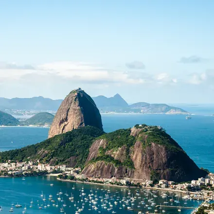 Pão de Açúcar e Baía de Guanabara vistos do alto